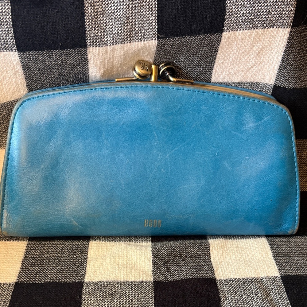 HOBO Leather Kisslock wallet in Capri